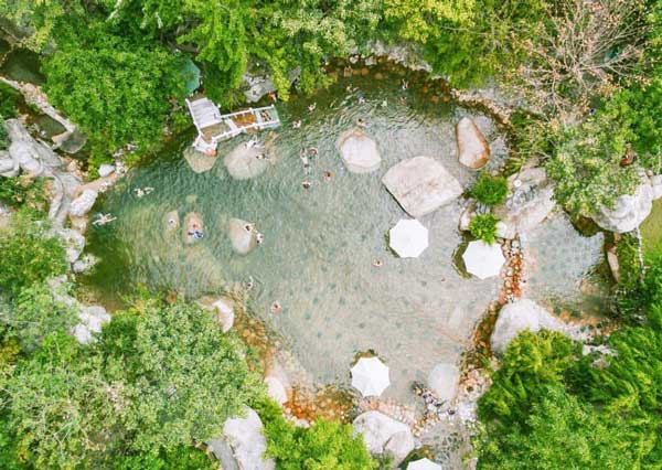 Huyệt long hồ là nơi du khách ngâm mình trong nước khoàng nóng nằm giữa quang cảnh thiên nhiên