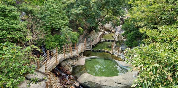 Bồn tắm đá tự nhiên lớn nhất Việt Nam, bạn hãy trải nghiệm 1 lần nhé