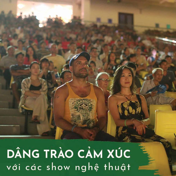 Kh&aacute;n giả theo d&otilde;i show k&yacute; ức hội an