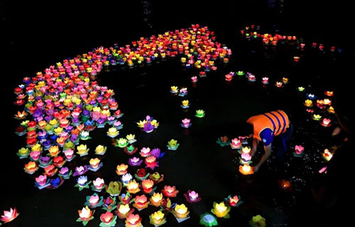 thả đ&egrave;n hoa đăng