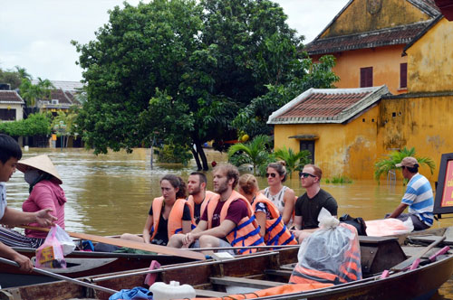 khách nước ngoài với trải nghiệm đi thuyền hội an khách nước ngoài với trải nghiệm đi thuyền hội an