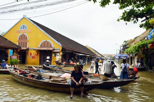 bến thuyền trên phố cổ bến thuyền trên phố cổ