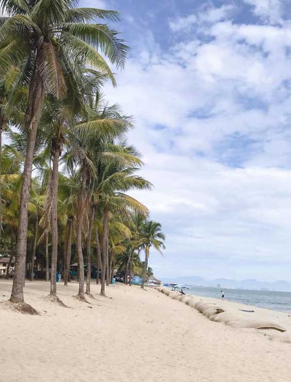 Bãi biển Cửa Đại, nơi bạn có thể hòa mình vào cát trắng, biển xanh  dưới tán dừa rì rào