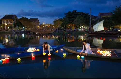 Hoạt động thả đèn hoa đăng trên sông Hoài luôn thu hút du khách tham gia