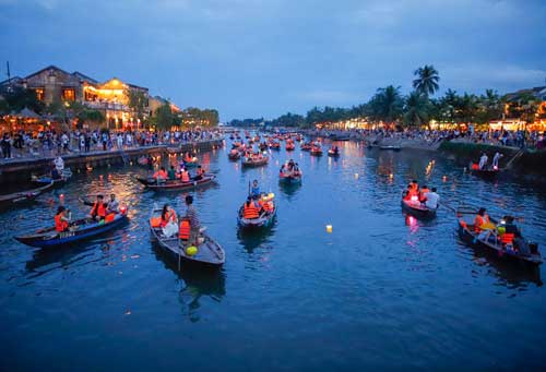 Từ 18h du khách đã đón thuyền đi dọc theo sông Hoài để chuẩn bị thả đèn hoa đăng
