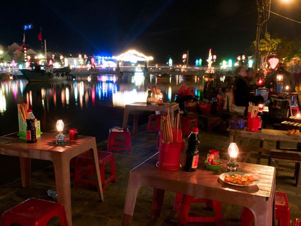 Hội an có rất nhiều quán ăn nổi tiếng bên bờ sông Hoài thơ mộng