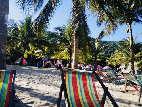 Bãi ông - có hàng ghế cho du khách nghỉ ngơi bên bãi biển