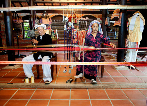 Tận mắt chứng kiến nhưng người thợ dệt lâu năm đang dệt vải trong làng lụa - Ảnh sưu tầm