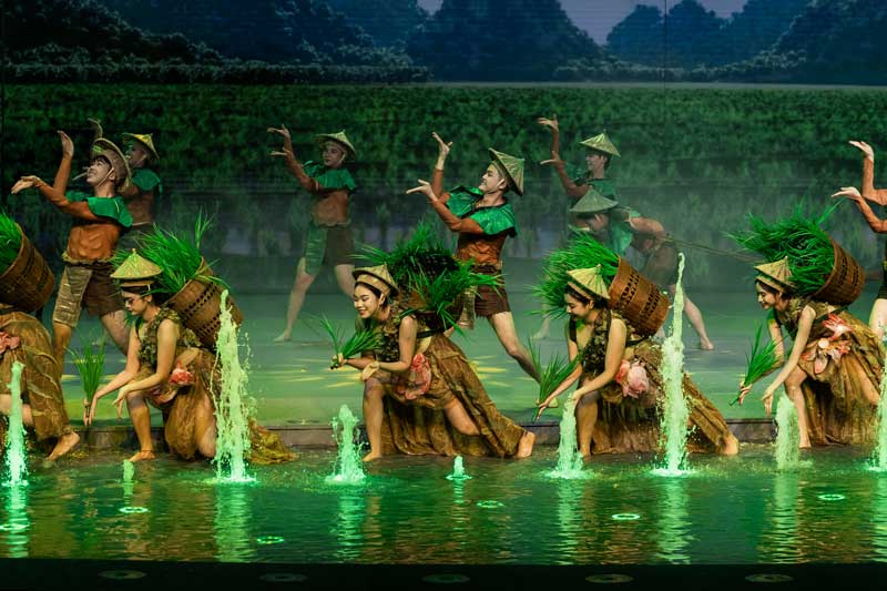 diễn vi&ecirc;n show đất nước thi&ecirc;n h&ugrave;ng ca